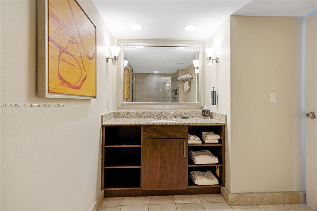 For Sale: $159,000 (1 beds, 1 baths, 554 Square Feet)