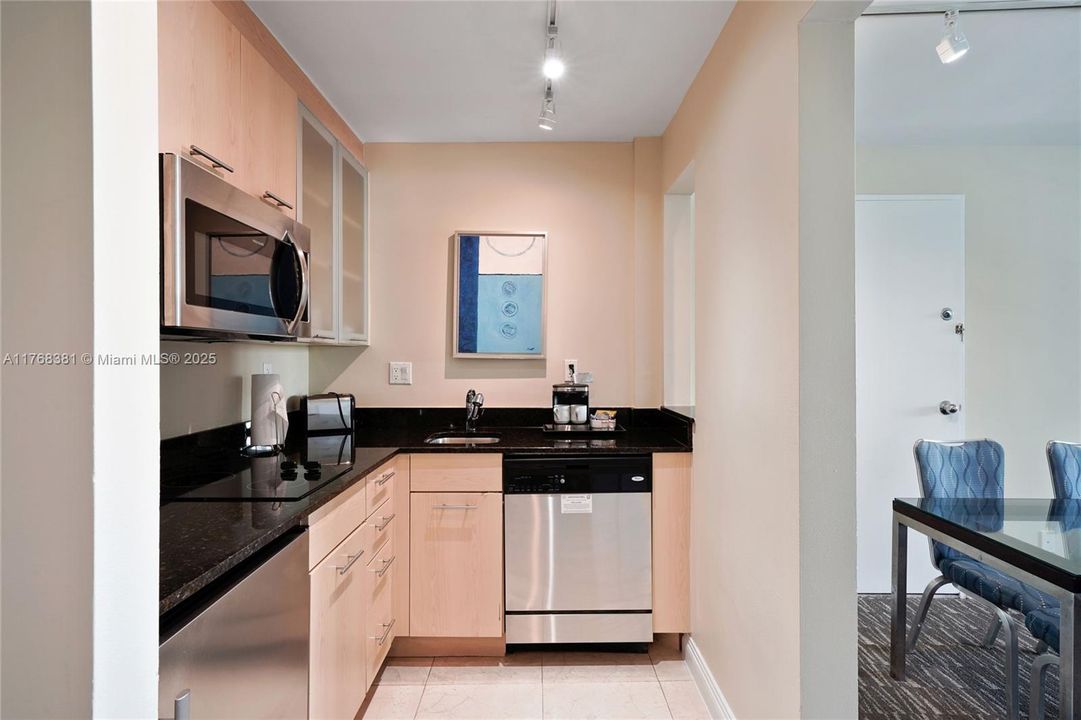 For Sale: $159,000 (1 beds, 1 baths, 554 Square Feet)