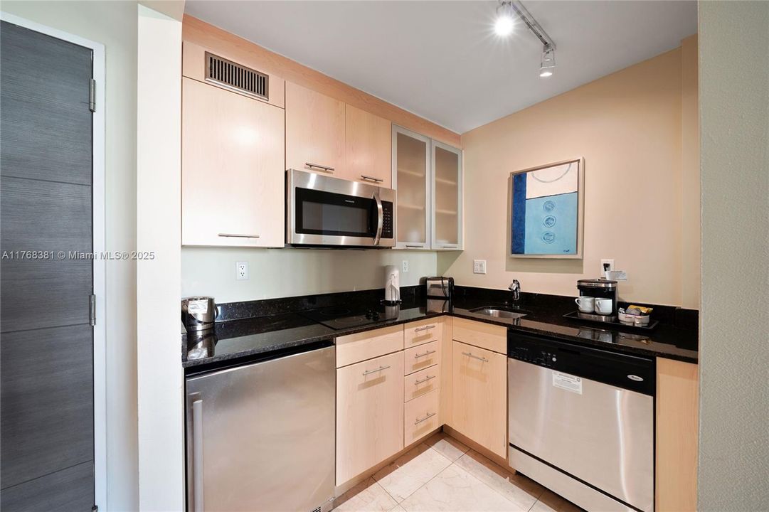 For Sale: $159,000 (1 beds, 1 baths, 554 Square Feet)