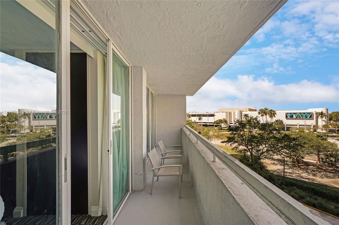 For Sale: $159,000 (1 beds, 1 baths, 554 Square Feet)