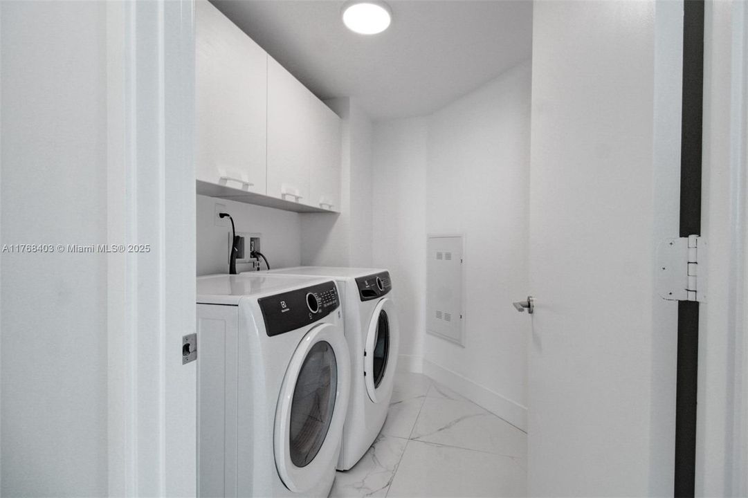 For Sale: $1,299,000 (3 beds, 3 baths, 1892 Square Feet)