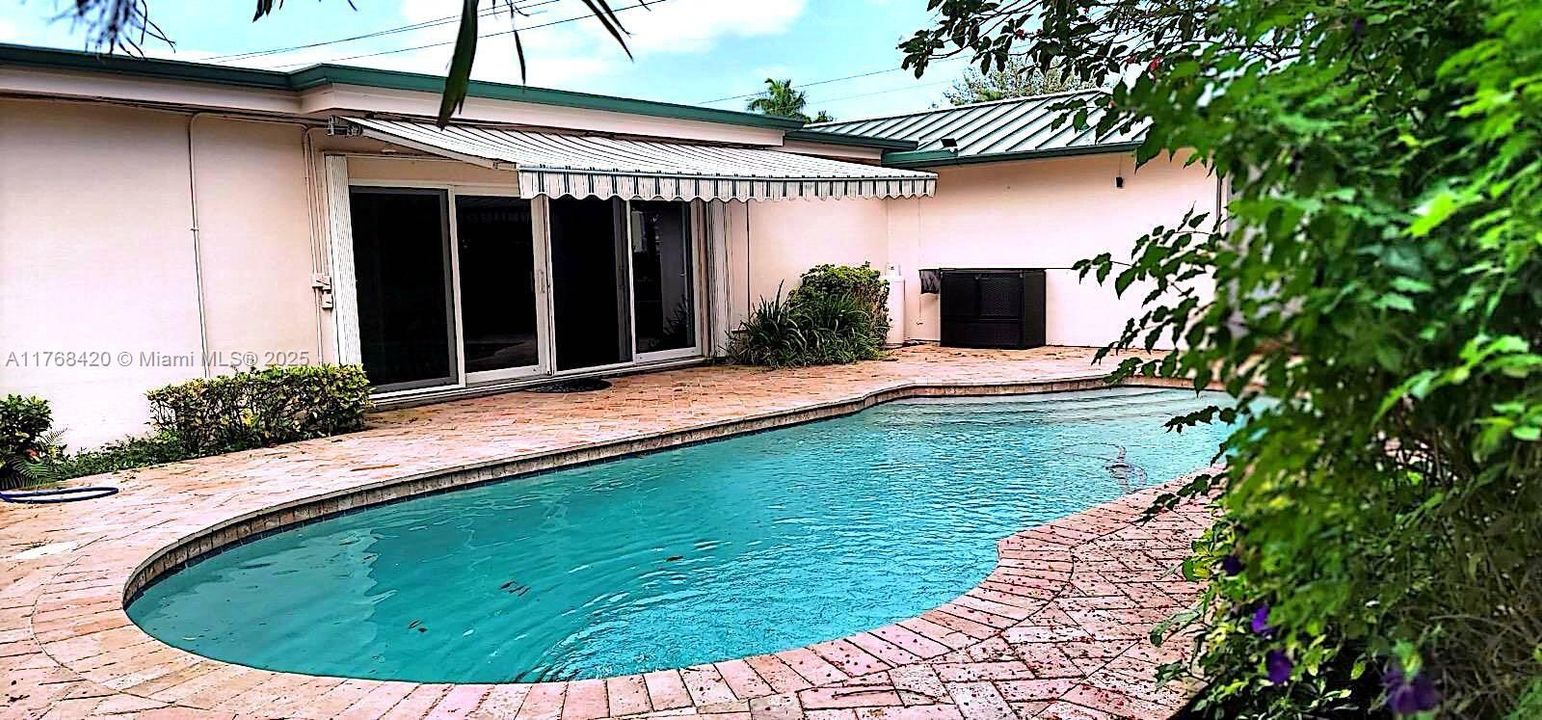 Recently Sold: $859,000 (3 beds, 2 baths, 2996 Square Feet)