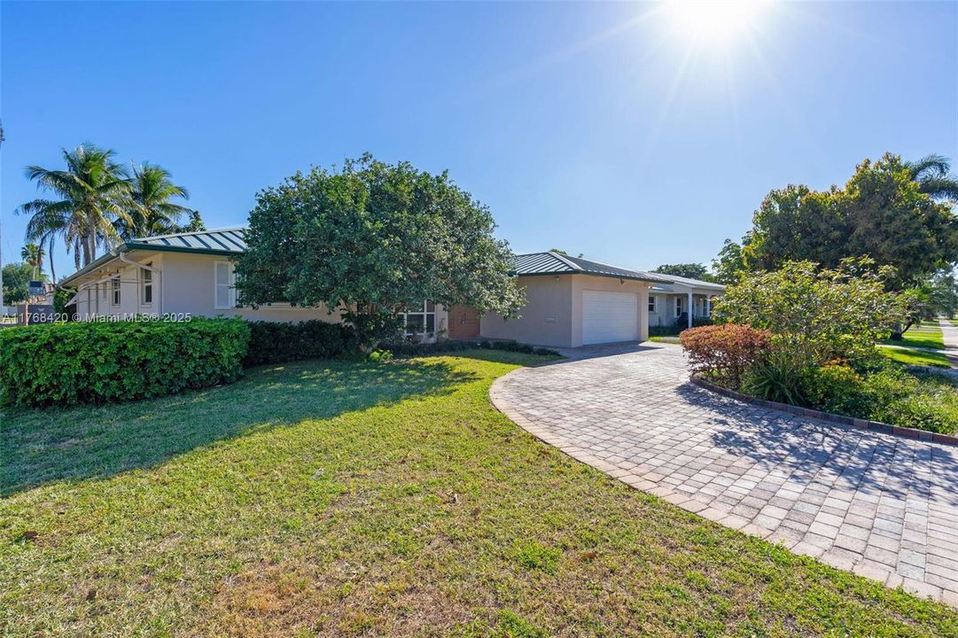 Recently Sold: $859,000 (3 beds, 2 baths, 2996 Square Feet)