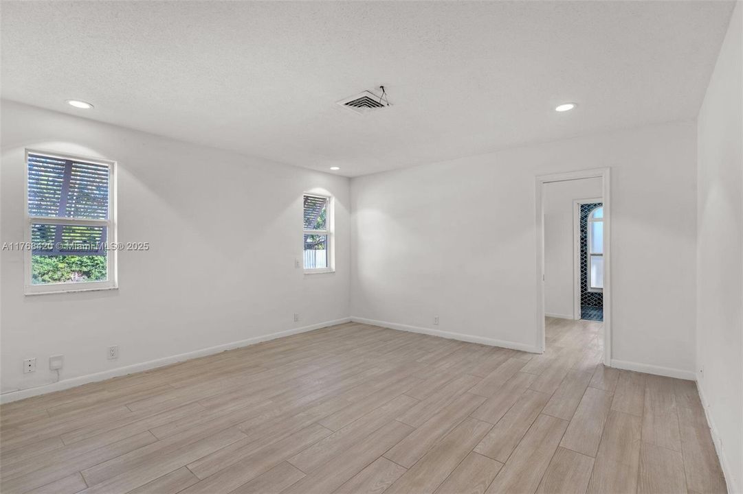 Recently Sold: $859,000 (3 beds, 2 baths, 2996 Square Feet)