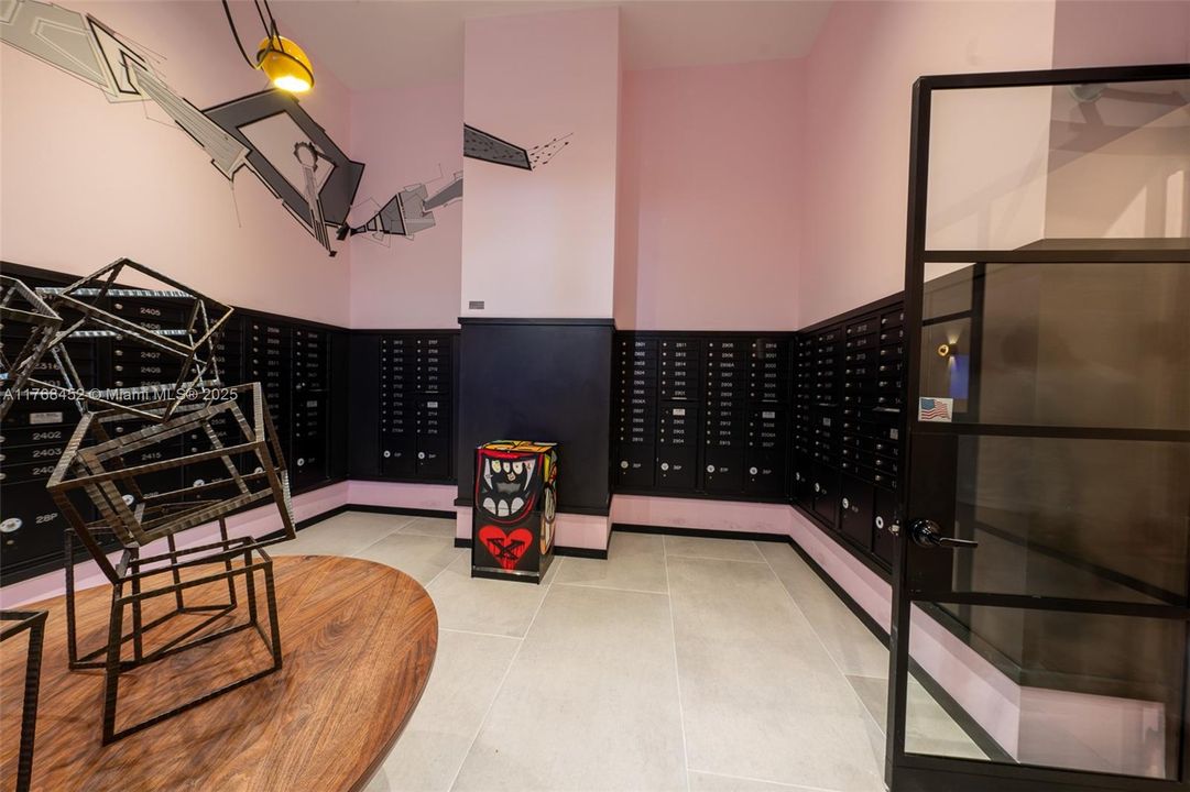 Под контрактом: $590,000 (2 спален, 1 ванн, 725 Квадратных фут)