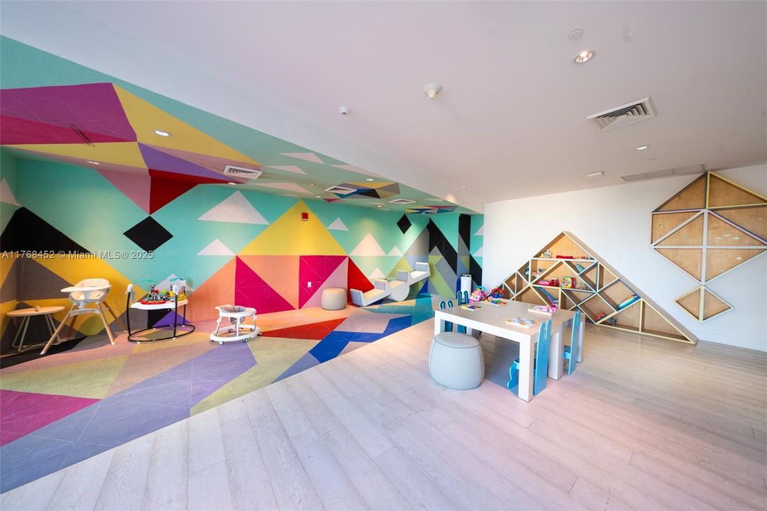 Под контрактом: $590,000 (2 спален, 1 ванн, 725 Квадратных фут)