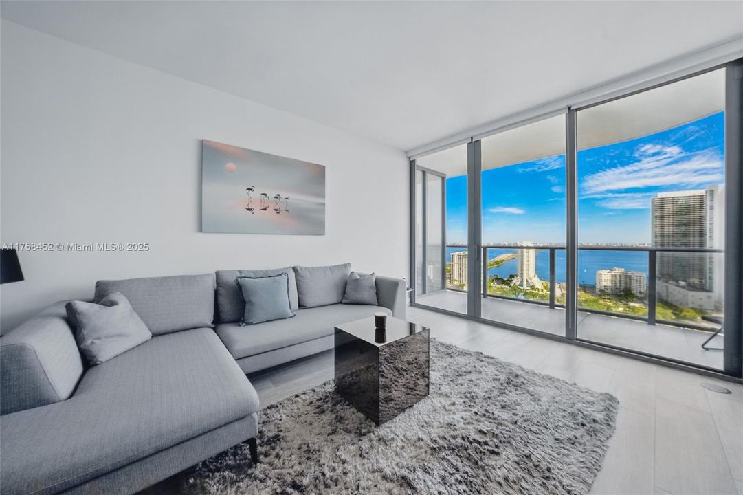 Под контрактом: $590,000 (2 спален, 1 ванн, 725 Квадратных фут)