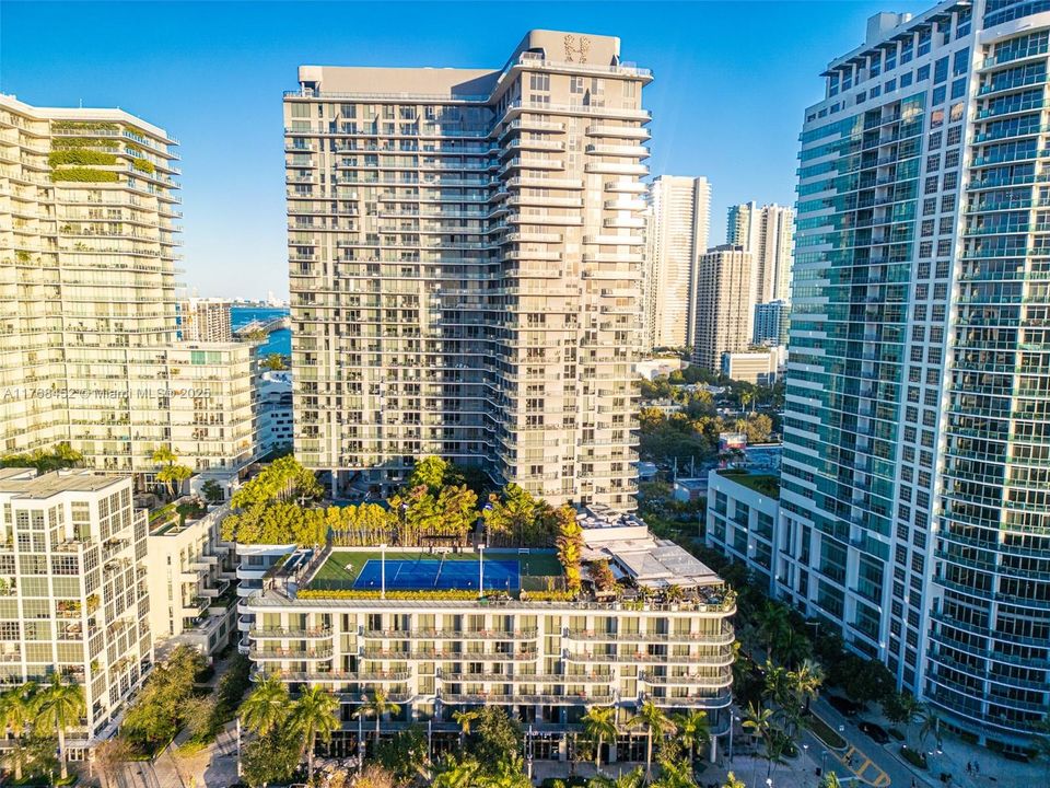 Под контрактом: $590,000 (2 спален, 1 ванн, 725 Квадратных фут)