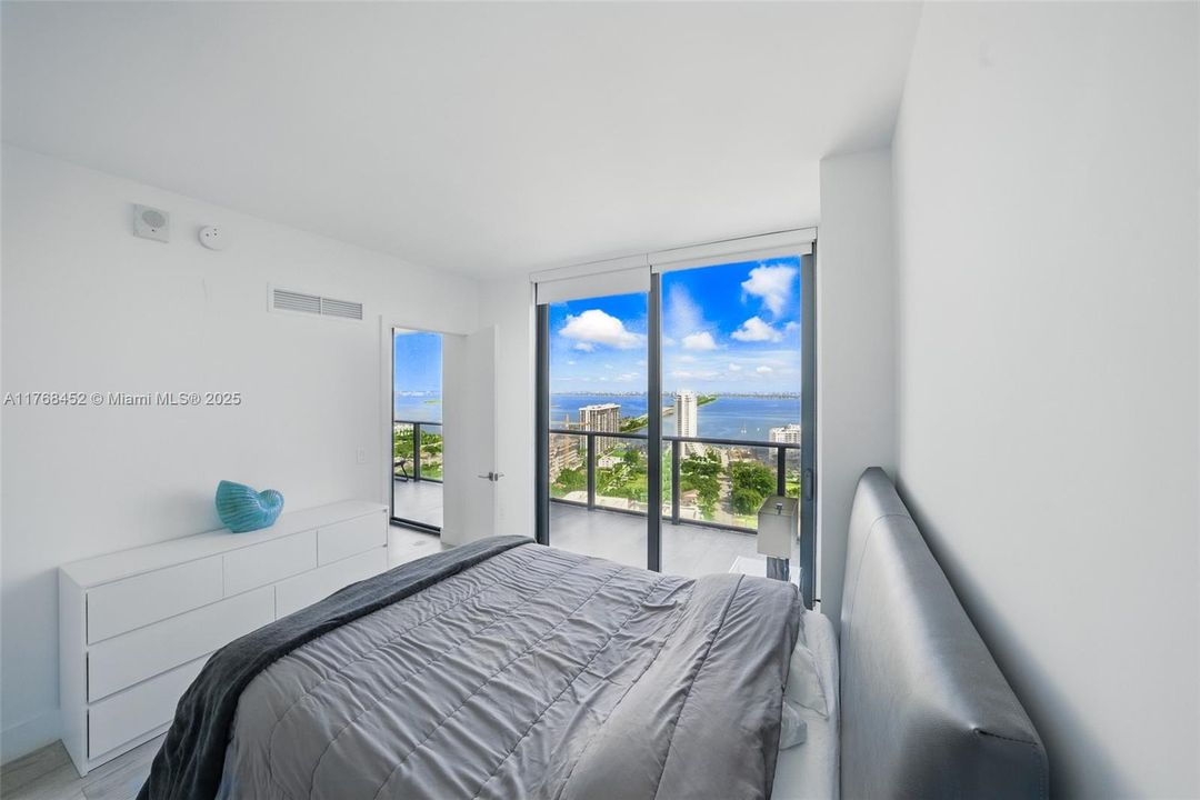 Под контрактом: $590,000 (2 спален, 1 ванн, 725 Квадратных фут)