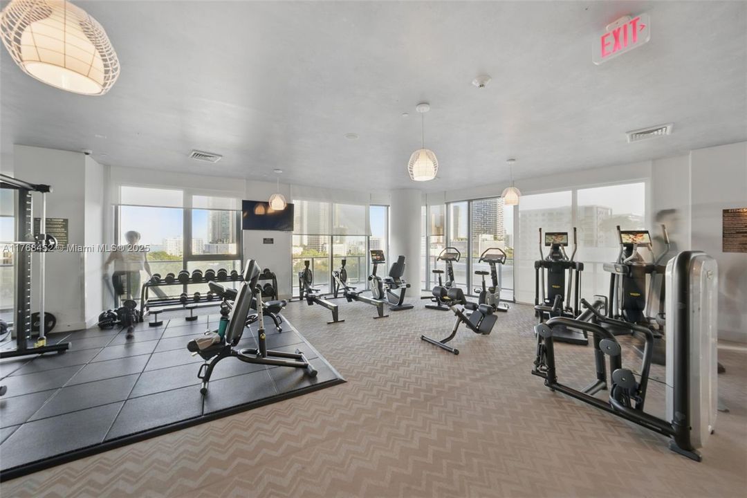 Под контрактом: $590,000 (2 спален, 1 ванн, 725 Квадратных фут)