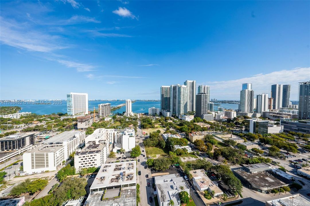 Под контрактом: $590,000 (2 спален, 1 ванн, 725 Квадратных фут)