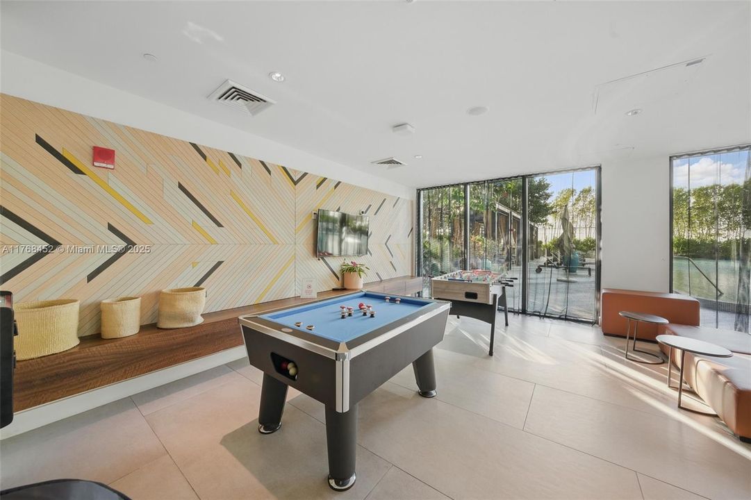 Под контрактом: $590,000 (2 спален, 1 ванн, 725 Квадратных фут)