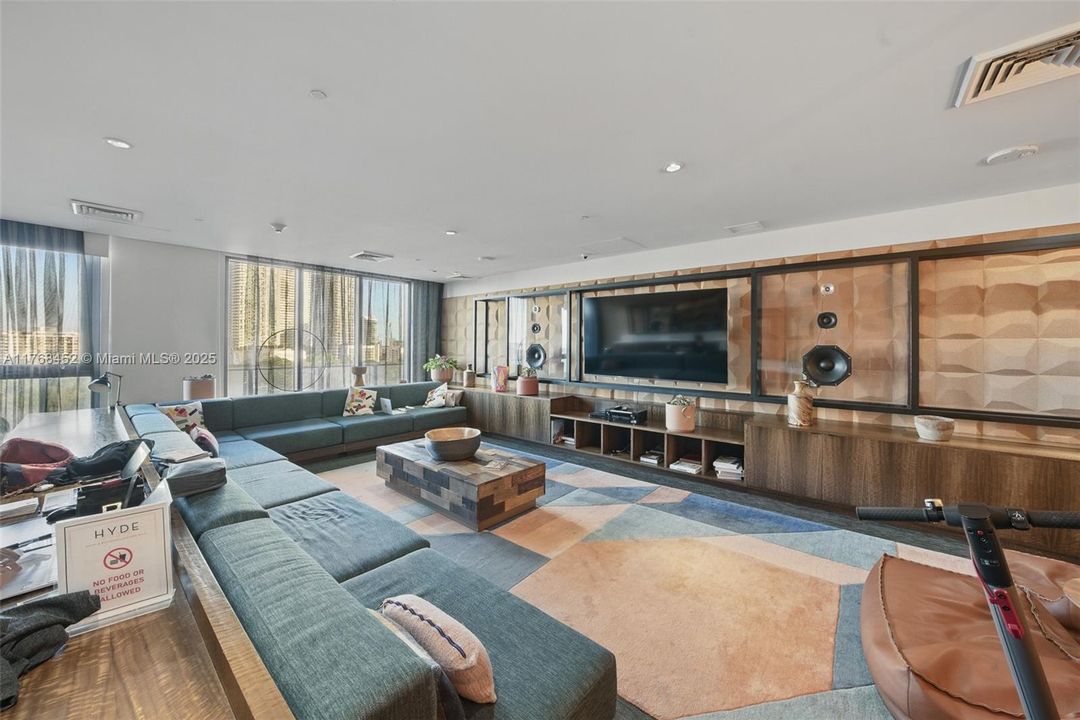 Под контрактом: $590,000 (2 спален, 1 ванн, 725 Квадратных фут)