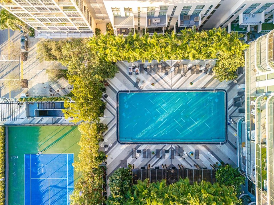 Под контрактом: $590,000 (2 спален, 1 ванн, 725 Квадратных фут)