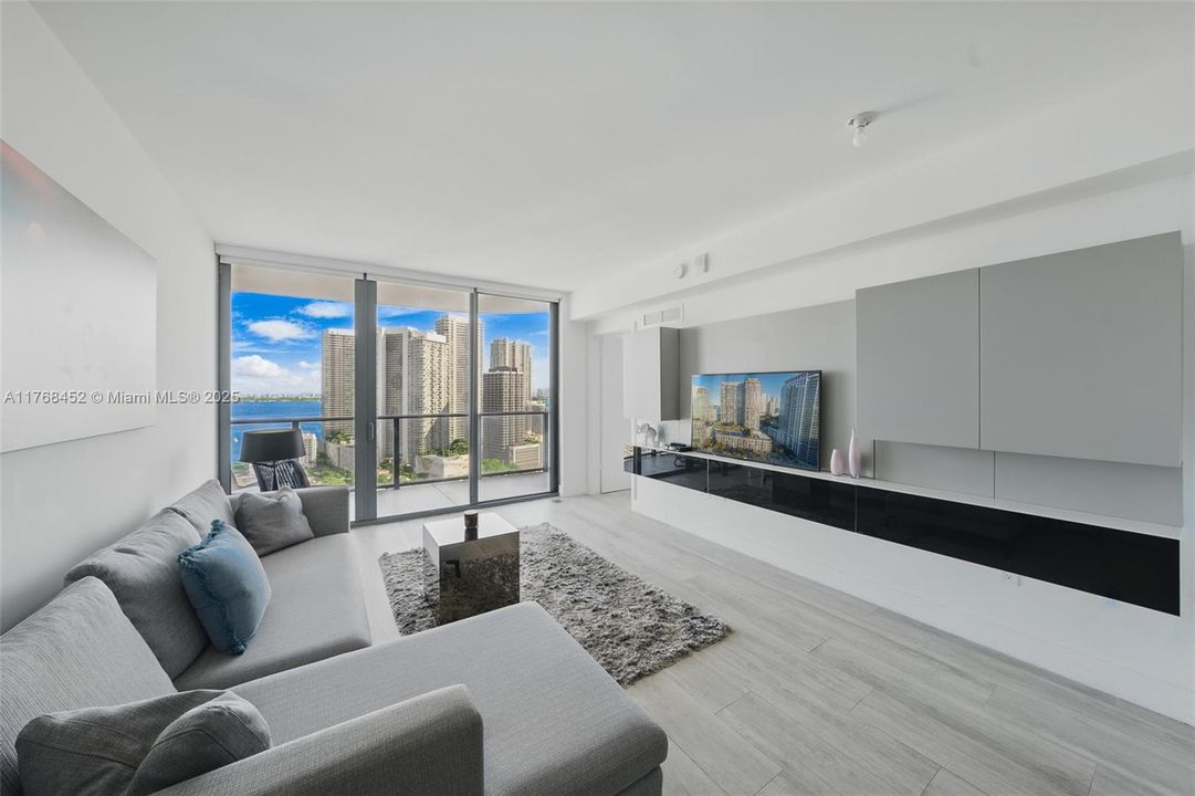 Под контрактом: $590,000 (2 спален, 1 ванн, 725 Квадратных фут)