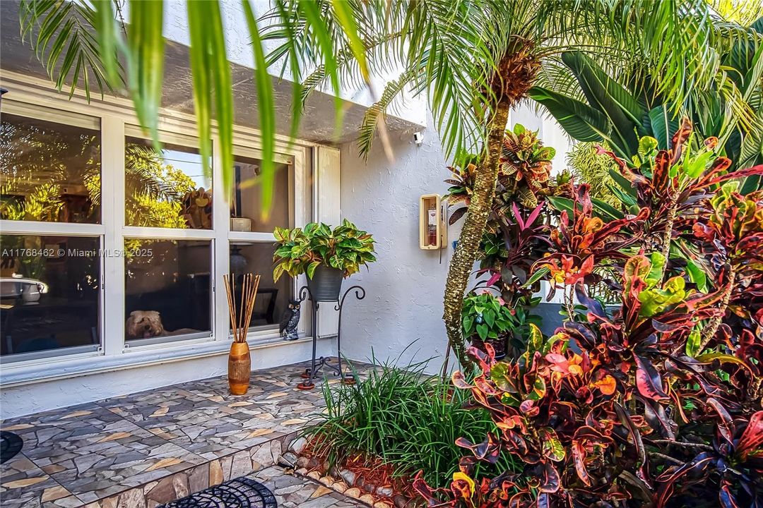 Recently Rented: $3,500 (3 beds, 2 baths, 2010 Square Feet)