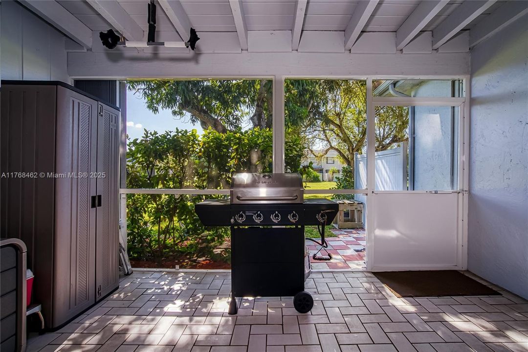 Recently Rented: $3,500 (3 beds, 2 baths, 2010 Square Feet)