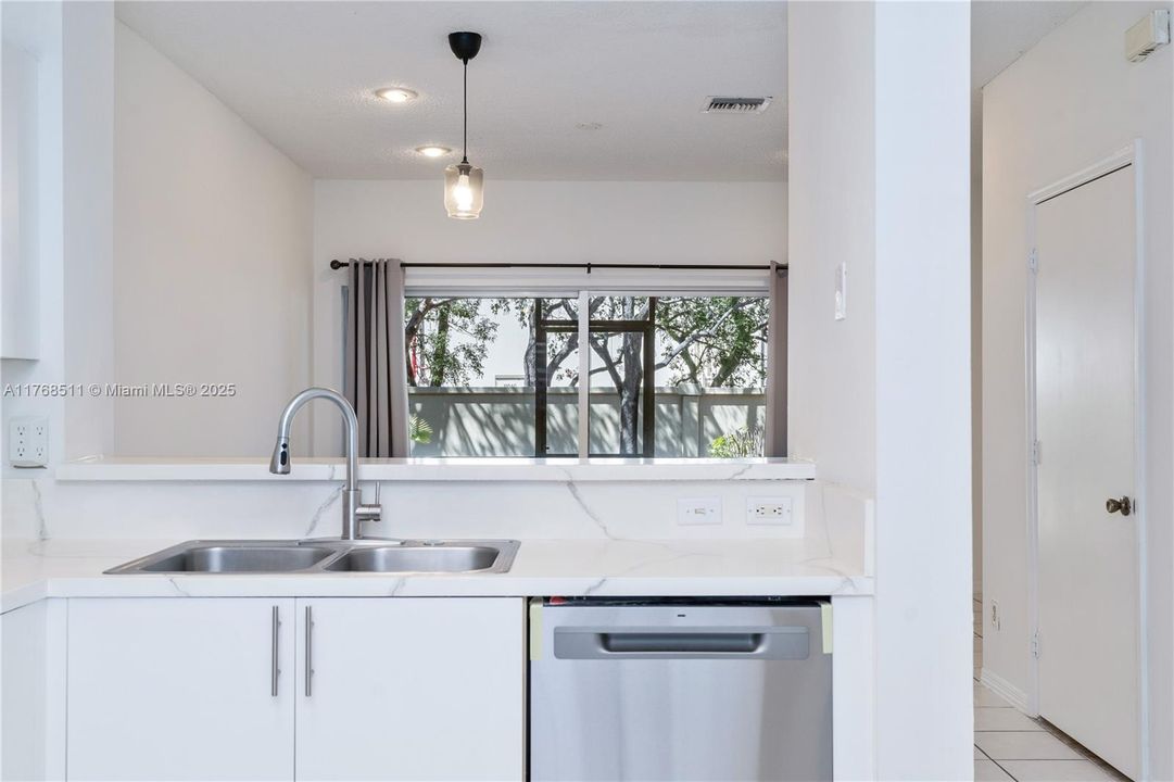 Vendido Recientemente: $356,921 (2 camas, 2 baños, 1024 Pies cuadrados)