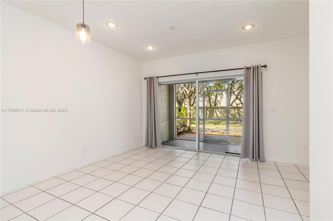 Vendido Recientemente: $356,921 (2 camas, 2 baños, 1024 Pies cuadrados)