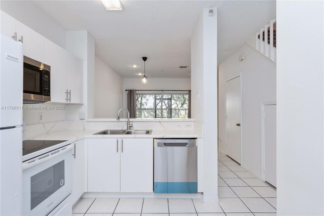 Vendido Recientemente: $356,921 (2 camas, 2 baños, 1024 Pies cuadrados)