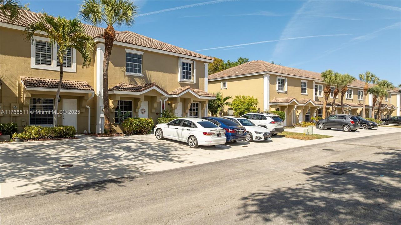 Vendido Recientemente: $356,921 (2 camas, 2 baños, 1024 Pies cuadrados)