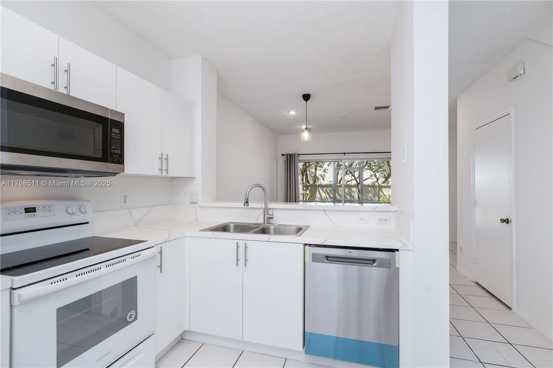 Vendido Recientemente: $356,921 (2 camas, 2 baños, 1024 Pies cuadrados)