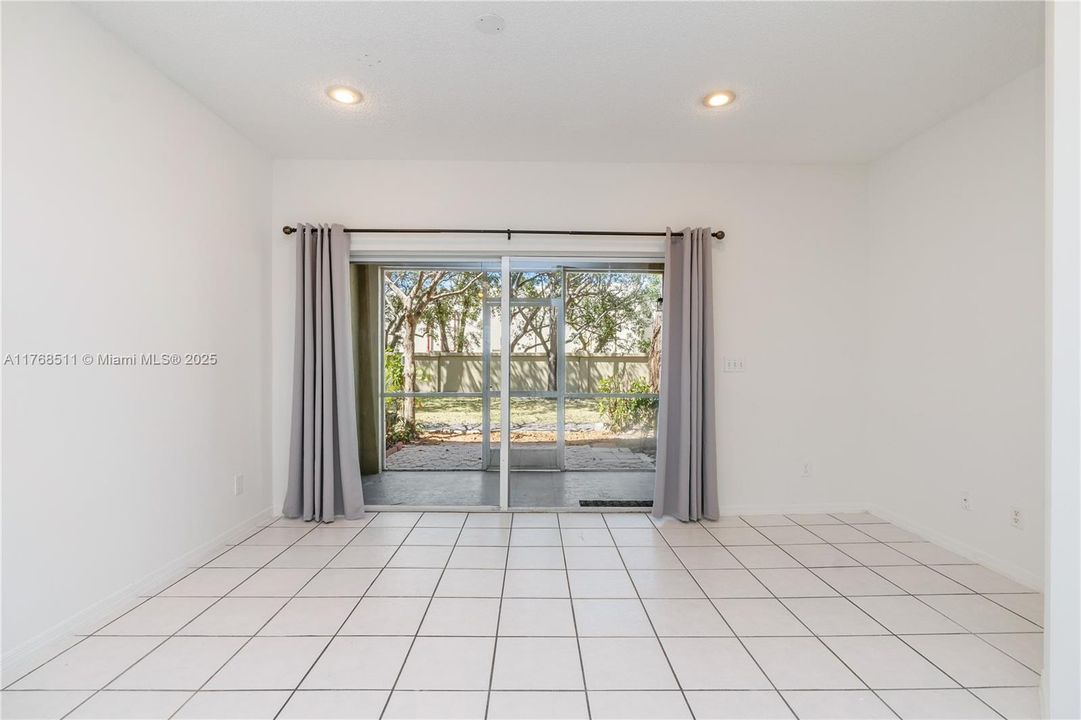 Vendido Recientemente: $356,921 (2 camas, 2 baños, 1024 Pies cuadrados)