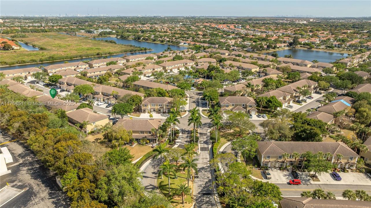 Vendido Recientemente: $356,921 (2 camas, 2 baños, 1024 Pies cuadrados)