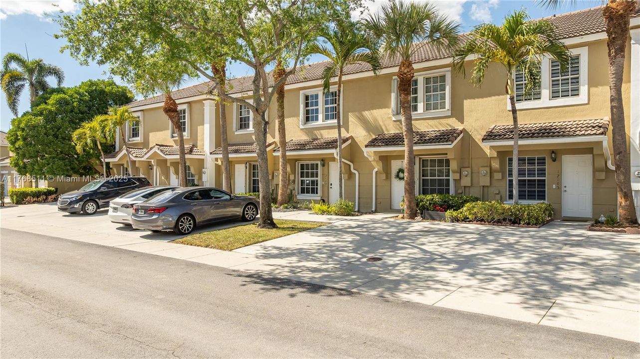 Vendido Recientemente: $356,921 (2 camas, 2 baños, 1024 Pies cuadrados)