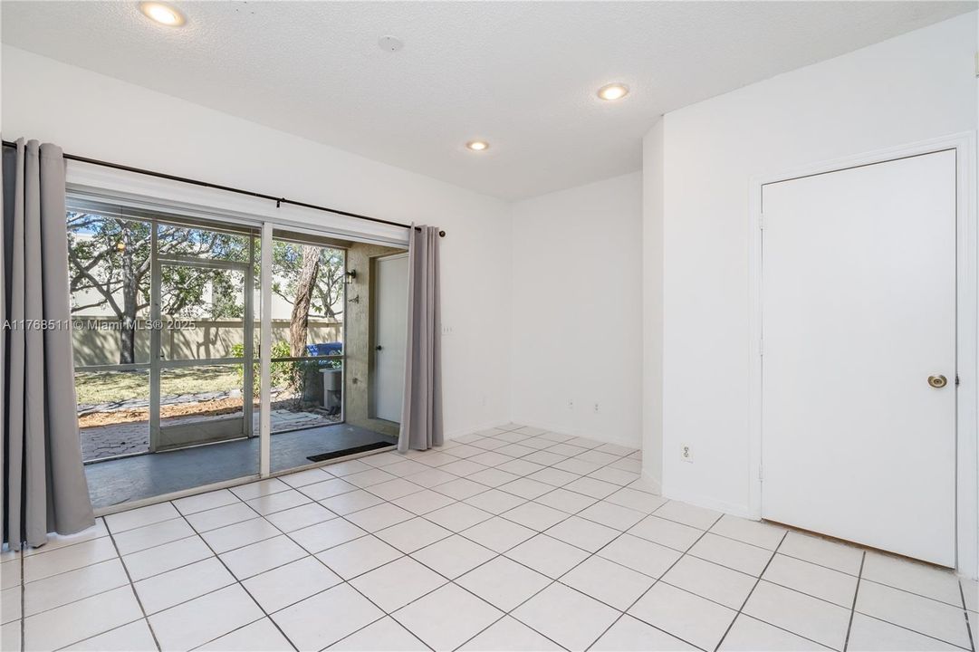 Vendido Recientemente: $356,921 (2 camas, 2 baños, 1024 Pies cuadrados)