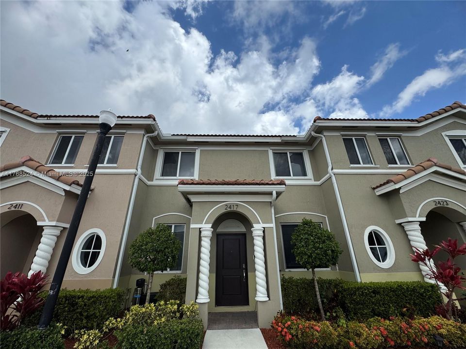 Recientemente alquilado: $2,400 (3 camas, 2 baños, 1302 Pies cuadrados)