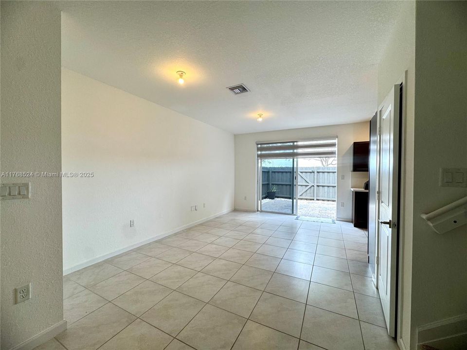 Recientemente alquilado: $2,400 (3 camas, 2 baños, 1302 Pies cuadrados)