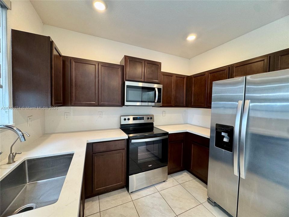 Recientemente alquilado: $2,400 (3 camas, 2 baños, 1302 Pies cuadrados)