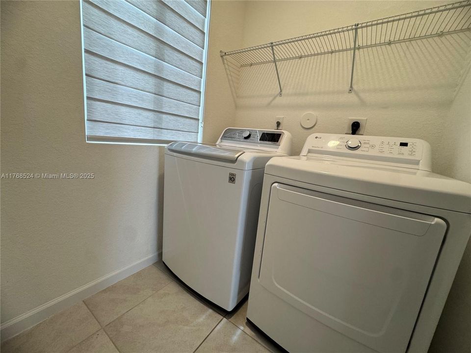 Recientemente alquilado: $2,400 (3 camas, 2 baños, 1302 Pies cuadrados)