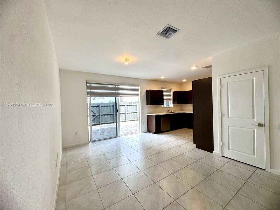 Recientemente alquilado: $2,400 (3 camas, 2 baños, 1302 Pies cuadrados)