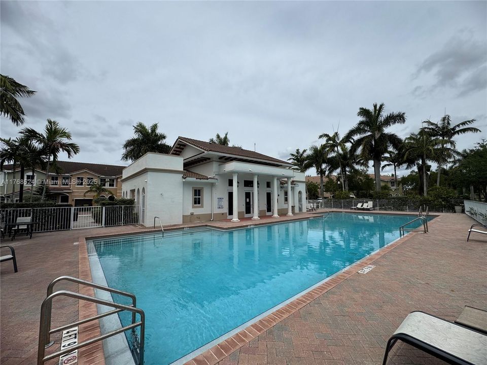 Recientemente alquilado: $2,400 (3 camas, 2 baños, 1302 Pies cuadrados)