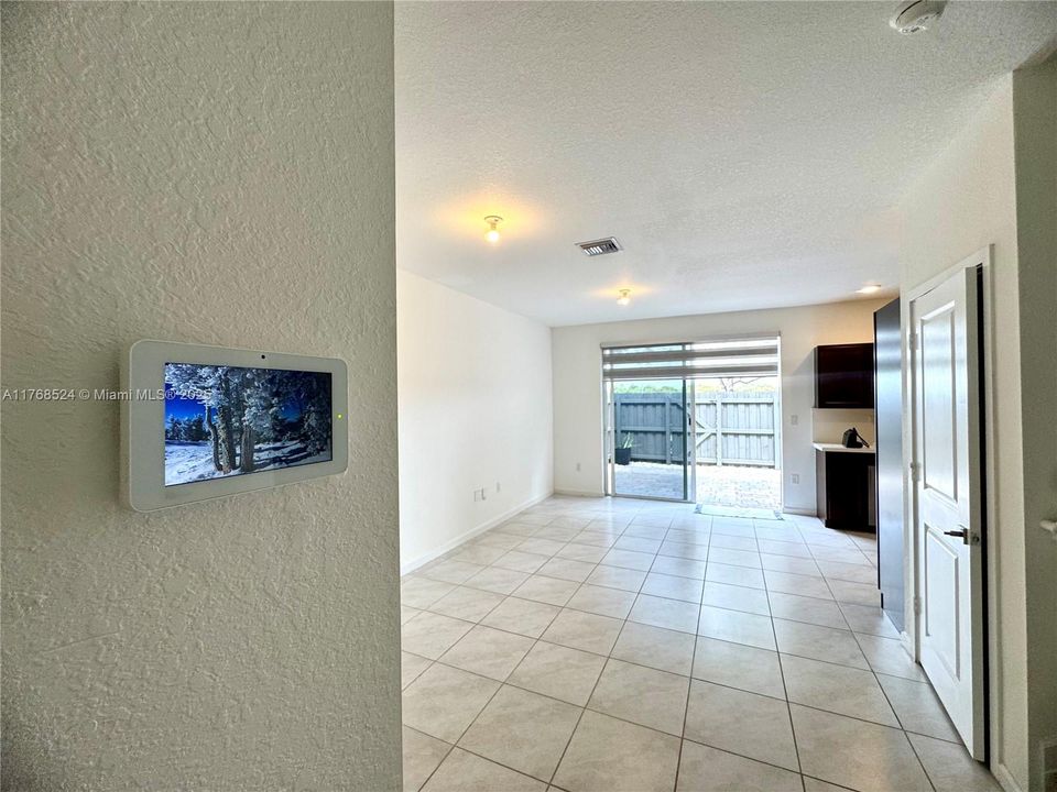 Recientemente alquilado: $2,400 (3 camas, 2 baños, 1302 Pies cuadrados)