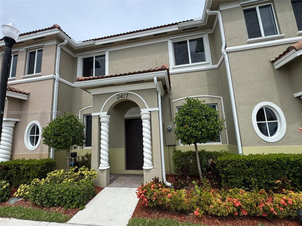 Recientemente alquilado: $2,400 (3 camas, 2 baños, 1302 Pies cuadrados)