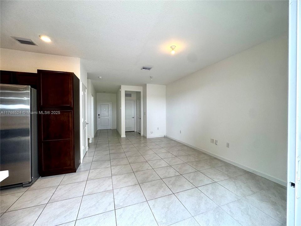 Recientemente alquilado: $2,400 (3 camas, 2 baños, 1302 Pies cuadrados)