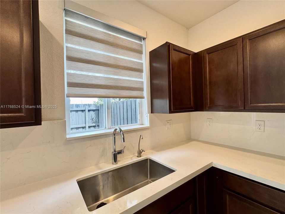 Recientemente alquilado: $2,400 (3 camas, 2 baños, 1302 Pies cuadrados)