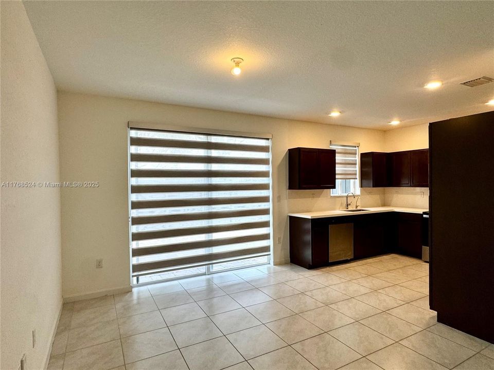 Recientemente alquilado: $2,400 (3 camas, 2 baños, 1302 Pies cuadrados)