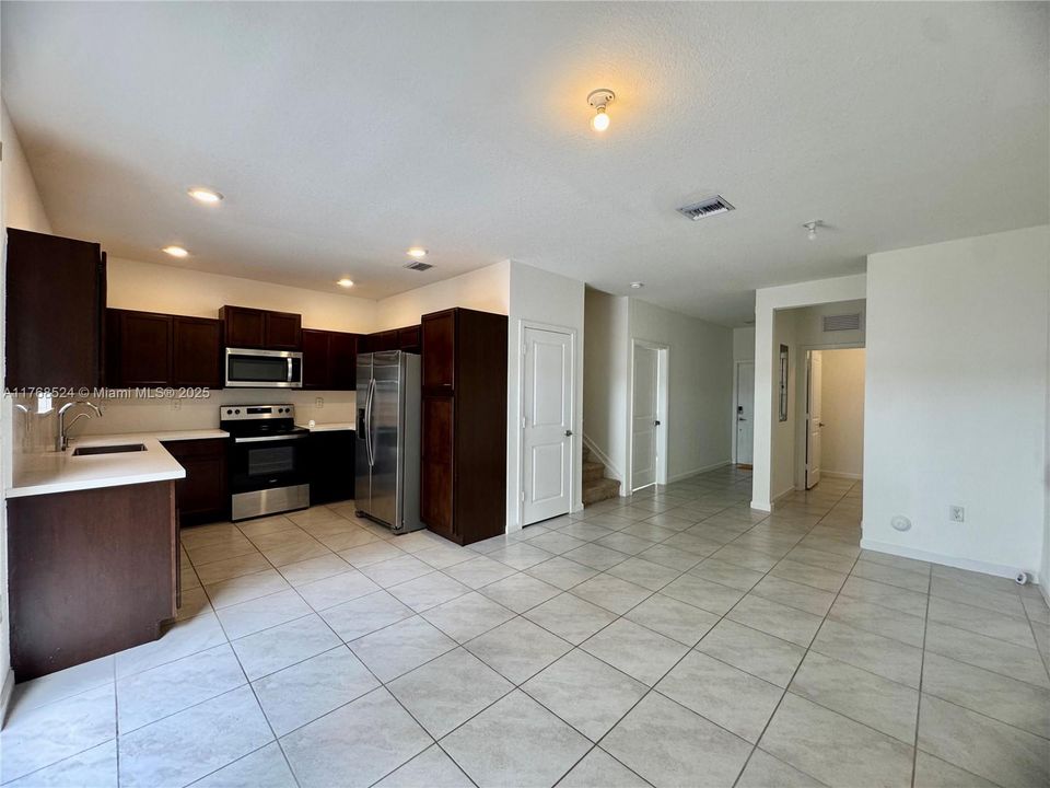 Recientemente alquilado: $2,400 (3 camas, 2 baños, 1302 Pies cuadrados)