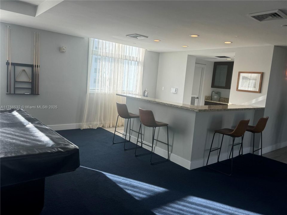 Recently Rented: $2,200 (1 beds, 1 baths, 796 Square Feet)