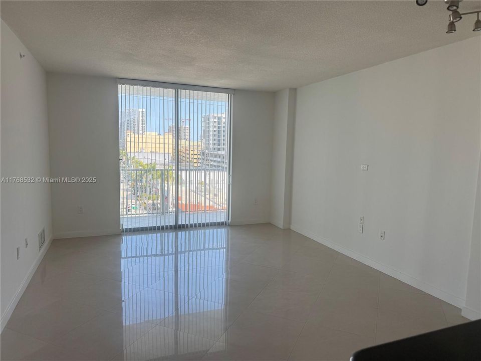 Recently Rented: $2,200 (1 beds, 1 baths, 796 Square Feet)