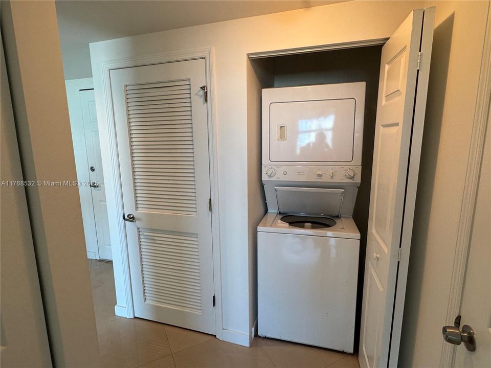 Recently Rented: $2,200 (1 beds, 1 baths, 796 Square Feet)