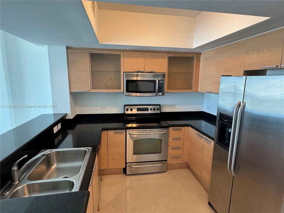 Recently Rented: $2,200 (1 beds, 1 baths, 796 Square Feet)