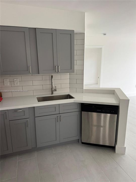 For Sale: $469,000 (2 beds, 2 baths, 910 Square Feet)