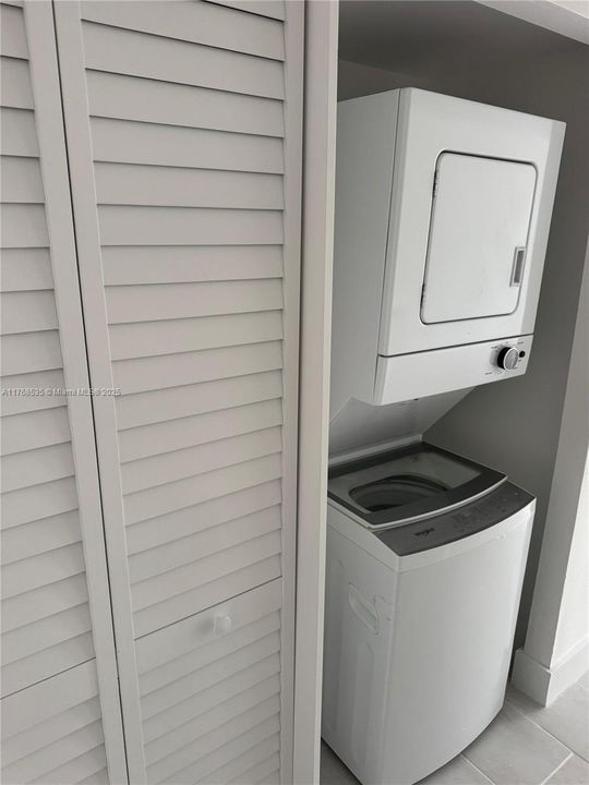 For Sale: $469,000 (2 beds, 2 baths, 910 Square Feet)