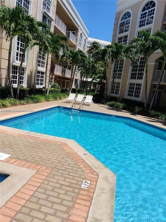 For Sale: $469,000 (2 beds, 2 baths, 910 Square Feet)