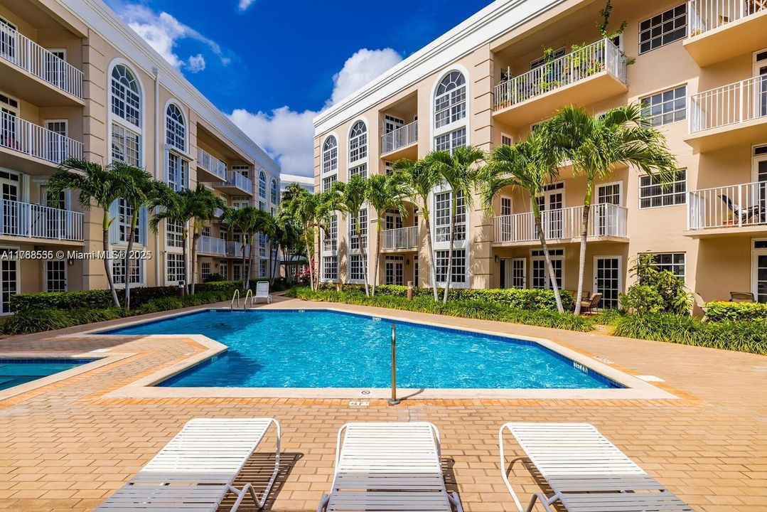 For Sale: $469,000 (2 beds, 2 baths, 910 Square Feet)